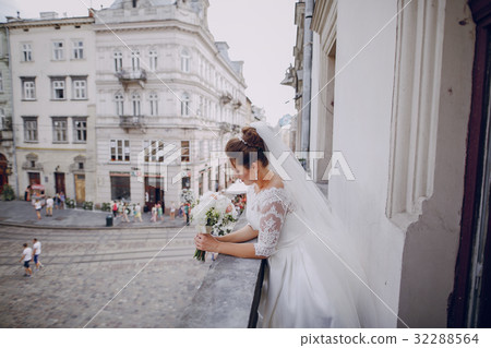 bride in white dress 32288564