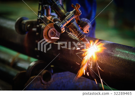 Worker cutting steel pipe with acetylene welding 32289465