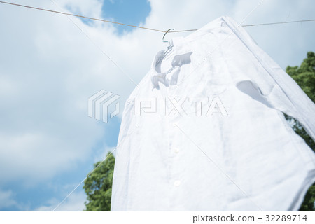 Blue sky and white shirt 32289714