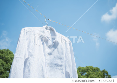 Blue sky and white shirt 32289881