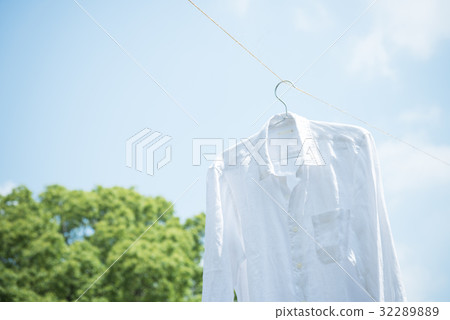 Blue sky and white shirt 32289889