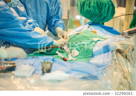 Doctor prepare equipment Doctor prepare equipment 32290261