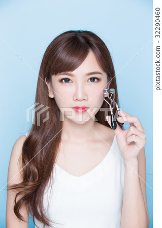 woman take clip eyelashes woman take clip eyelashes 32290460