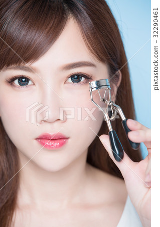 woman take clip eyelashes 32290461