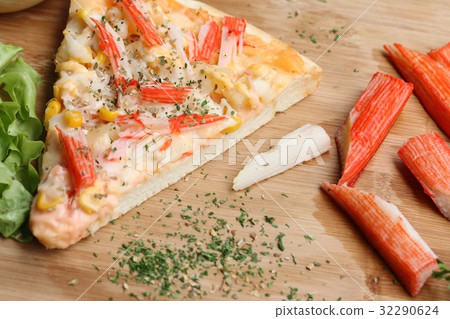 Cut off slice pizza 32290624