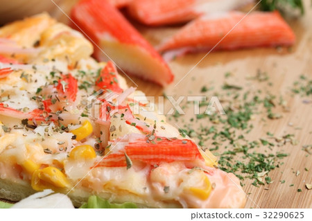 Cut off slice pizza 32290625