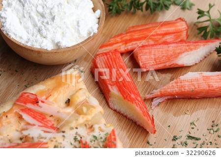 Cut off slice pizza 32290626