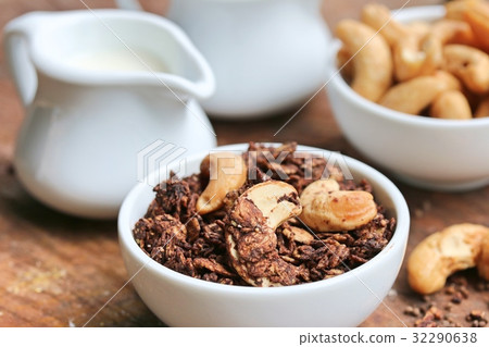 healthy granola with cashew 32290638