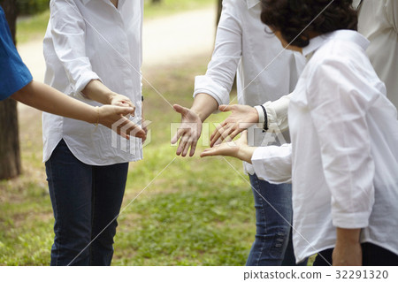 Hands, women, alumni Hands, women, alumni 32291320