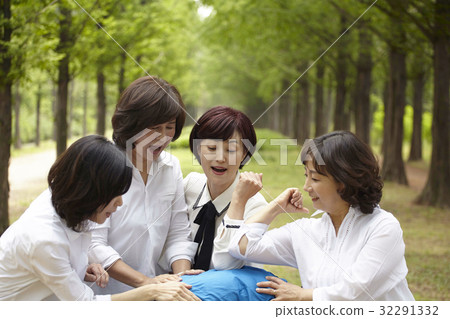 女孩,校友 女孩,校友 32291332