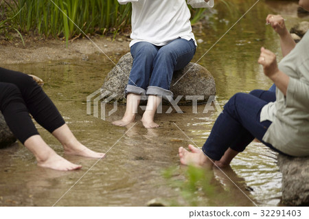 Foot, female, alumni 32291403