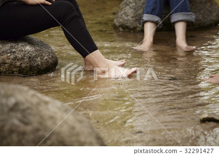 Foot, female, alumni 32291427