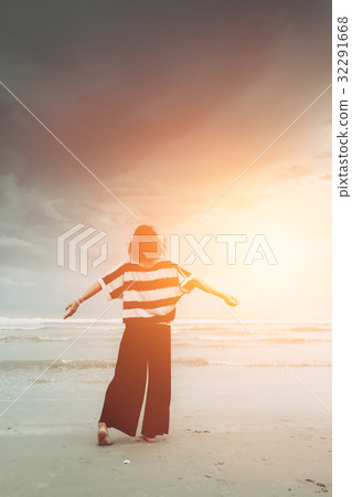 Women freedom single travel concept 32291668