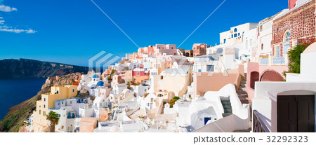 Panorama of Oia village with colorful hou 32292323