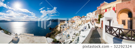 Panorama of Oia village with colorful h 32292324