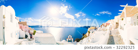 Panorama of Oia village with colorful hou 32292325