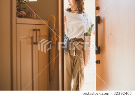 Housewife, housewife, entrance 32292463