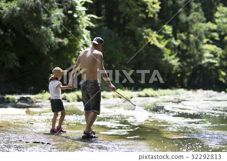 Parents and children playing in the river 32292813