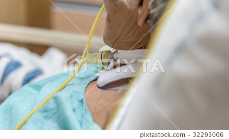 Patient do tracheostomy and ventilator in hospital 32293006