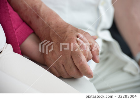 Senior couple holding hands at hand 32295004