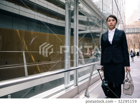 走在邊路的女實業家 32295159