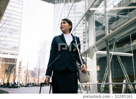 走在邊路的女實業家 32295161