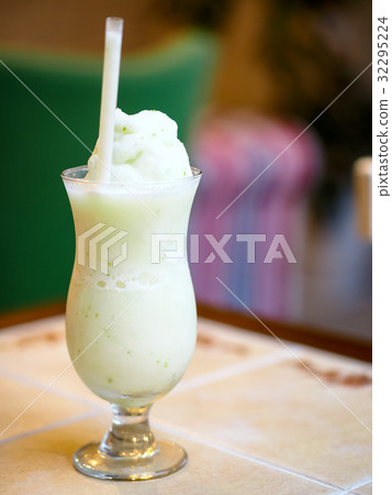 Lemon smoothie 32295224