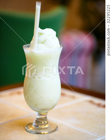 Lemon smoothie Lemon smoothie 32295225
