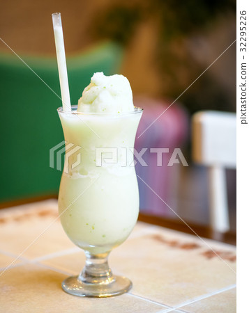 Lemon smoothie 32295226