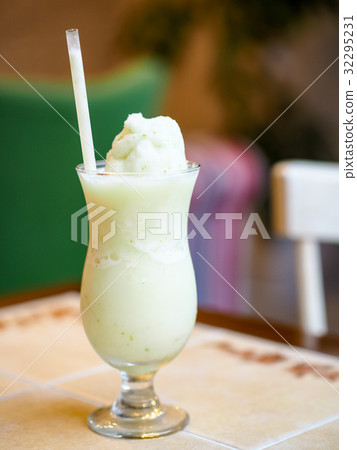 Lemon smoothie Lemon smoothie 32295231