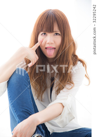 女性的工作室拍攝材料 32295242