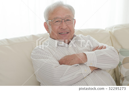 Japanese senior men with a smile Japanese senior men with a smile 32295273
