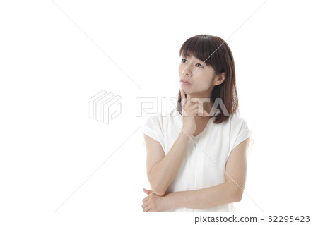 A woman in a posing pose 32295423