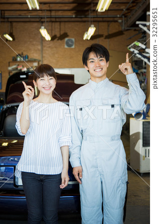 Mechanic woman customer 32295651