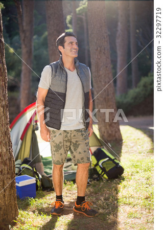 Man standing looking up 32297719