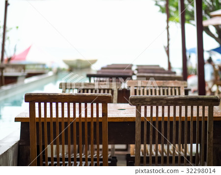 Coffee shop by the sea 32298014