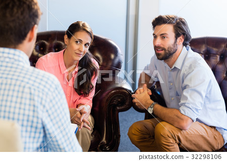 Psychologist helping a couple with relationship difficulties 32298106