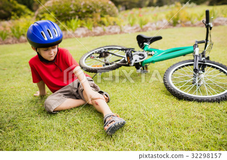 Young boy falling of his bike Young boy falling of his bike 32298157