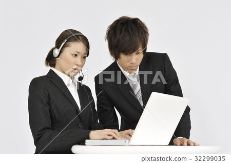 A female operator and a young businessman 32299035