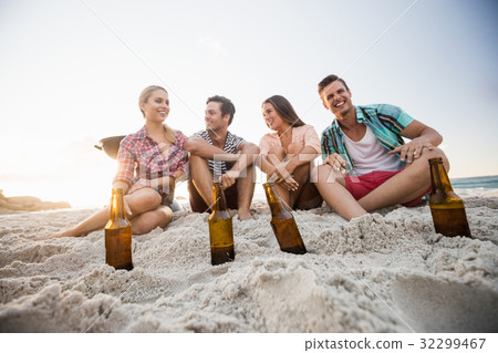Smiling friends sitting Smiling friends sitting 32299467