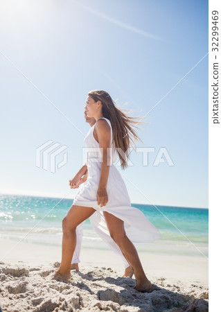 Profile view of couple holding hands 32299469