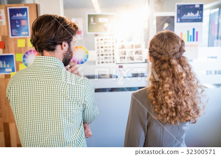 Thoughtful businesspeople Thoughtful businesspeople 32300571