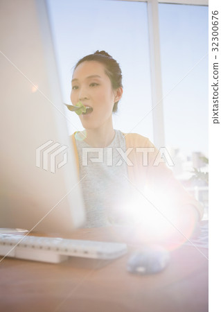 A beautiful businesswoman working A beautiful businesswoman working 32300676
