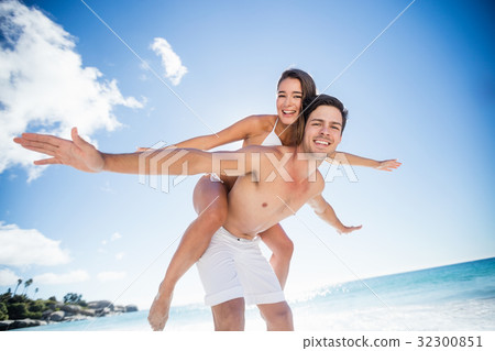 A handsome man holding his girlfriend A handsome man holding his girlfriend 32300851