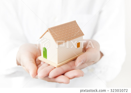 住房模型的女人 住房模型的女人 32301072