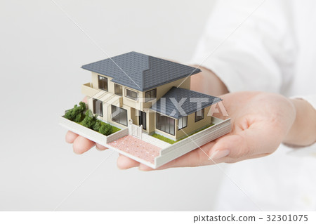 住房模型的女人 住房模型的女人 32301075