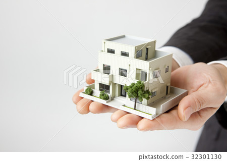 Businessman with housing model 32301130