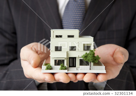 與住房模型的商人 與住房模型的商人 32301134