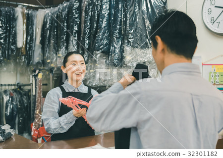 清潔 商店 店員 32301182
