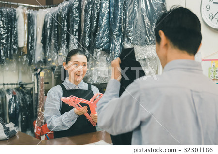 清潔 商店 店員 32301186